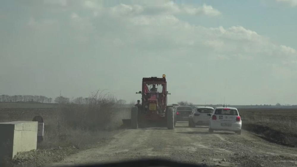 O treime din drumurile României, pietruite sau de pământ. Avem şi un DN 