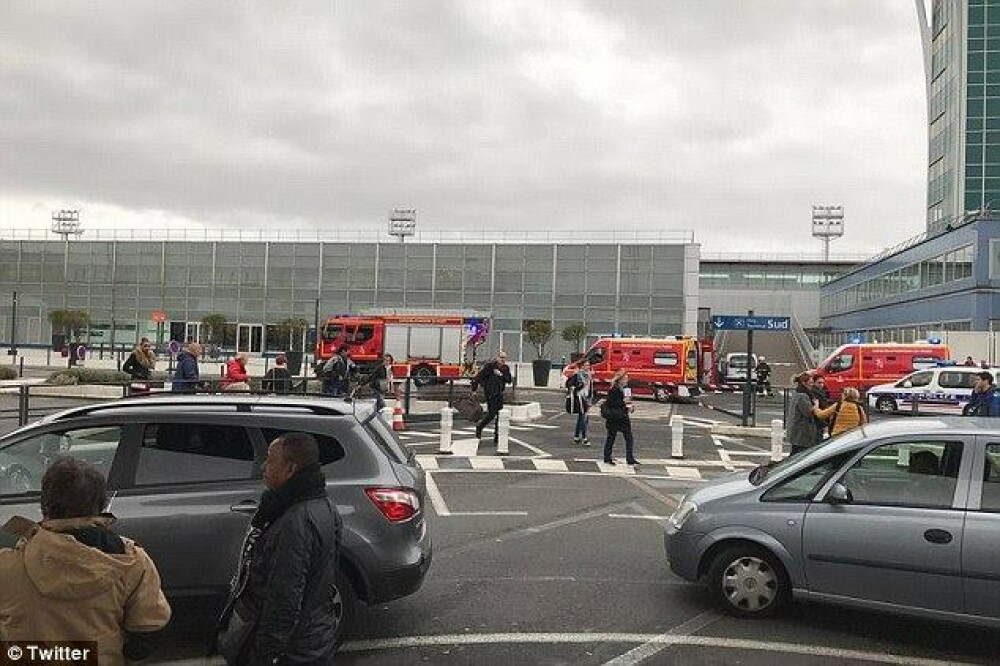 Filmul atacului de pe Aerportul Orly din Paris. Relatarile martorilor: 
