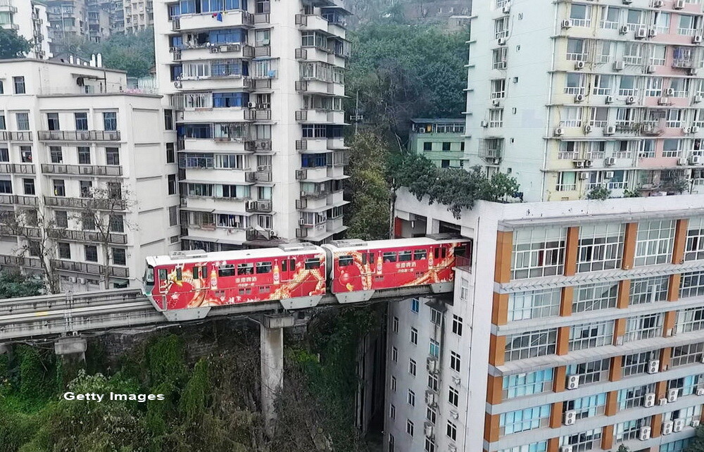 Un bloc turn din China este traversat chiar in mijloc de linia ferata. Ce spun oamenii care stau in cladire - Imaginea 2