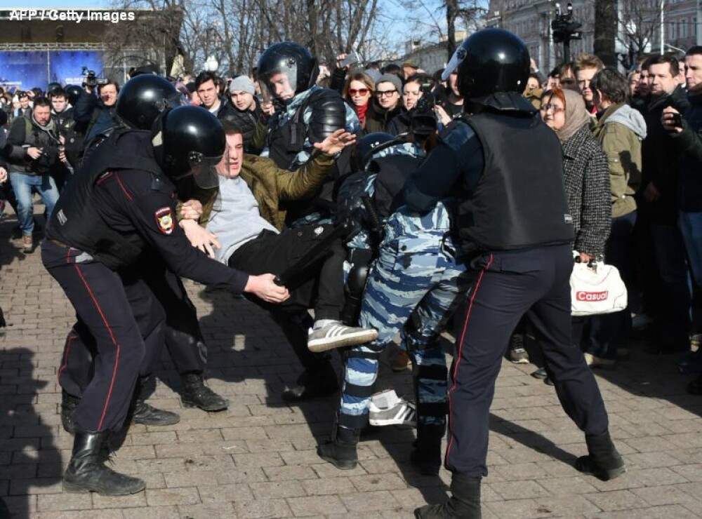 Proteste anticoruptie de amploare la Moscova. Inamicul numarul 1 al lui Putin, Aleksei Navalnii, a fost retinut. GALERIE FOTO - Imaginea 6