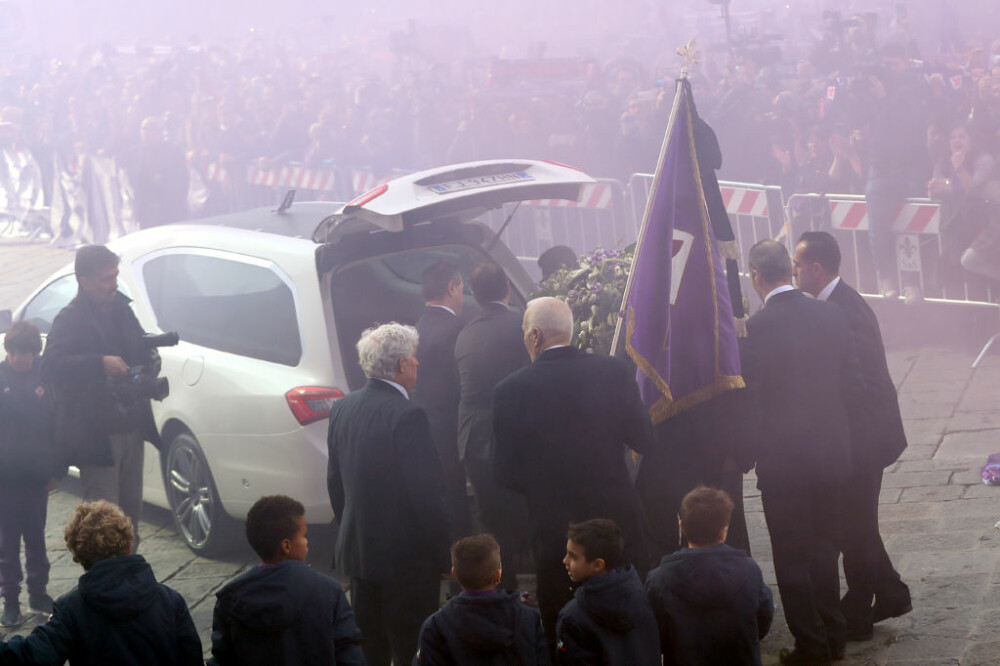 Mii de oameni, la funeraliile fostului fotbalist Davide Astori - Imaginea 1