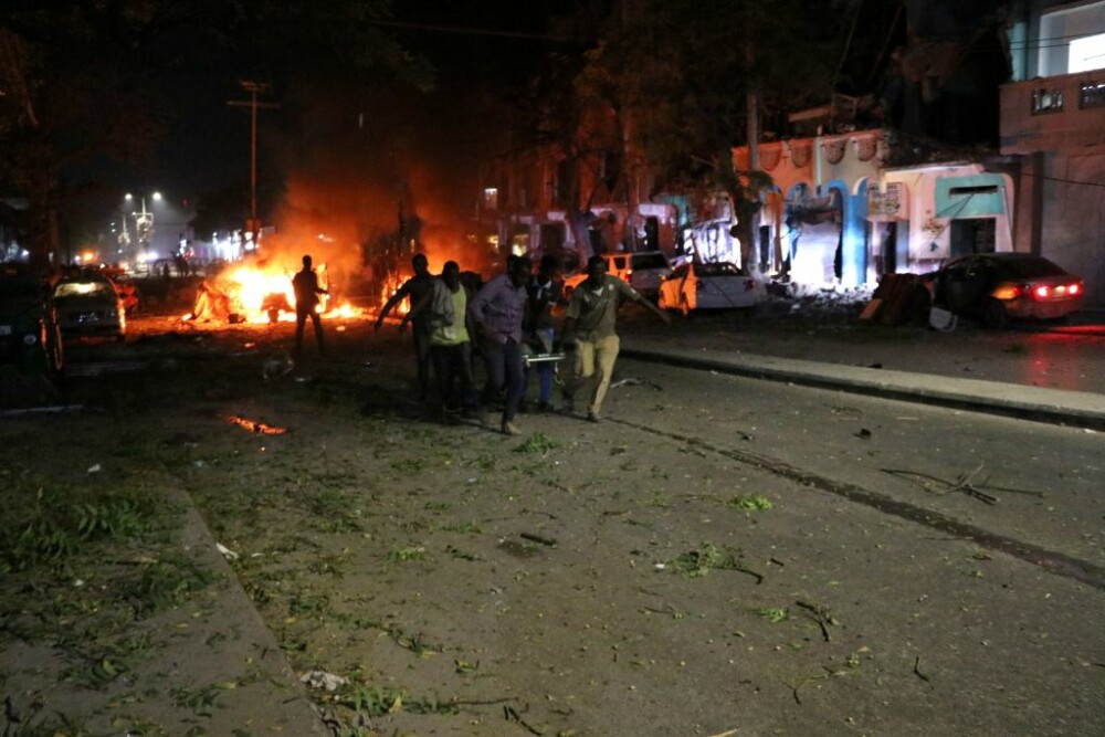 Atentat cu mașină capcană, lângă un hotel din Somalia. Sunt 5 morți și 25 de răniți. VIDEO - Imaginea 1