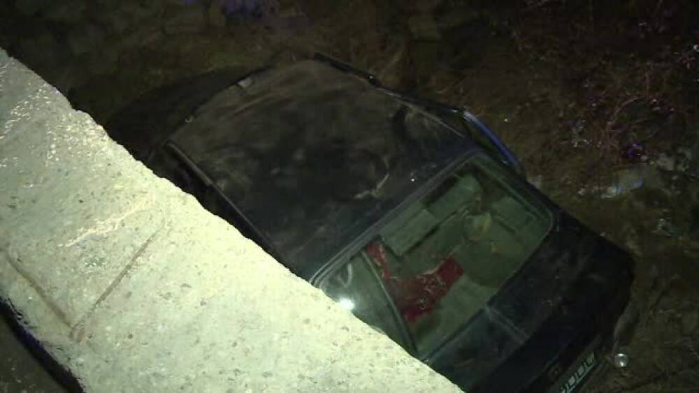 Un șofer a ajuns cu mașina sub un pod, după ce s-a rostogolit pe DN 72A - Imaginea 1