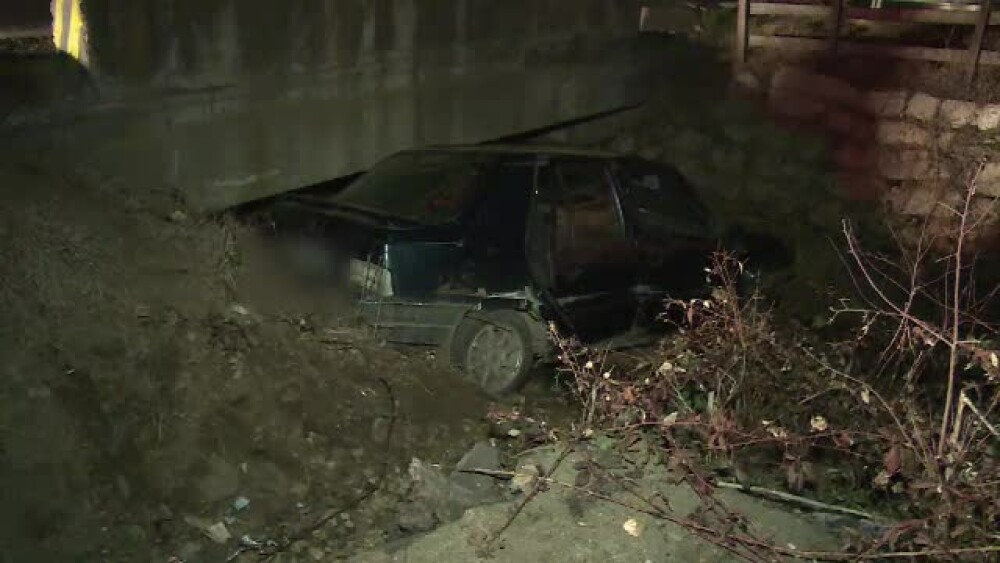 Un șofer a ajuns cu mașina sub un pod, după ce s-a rostogolit pe DN 72A - Imaginea 2