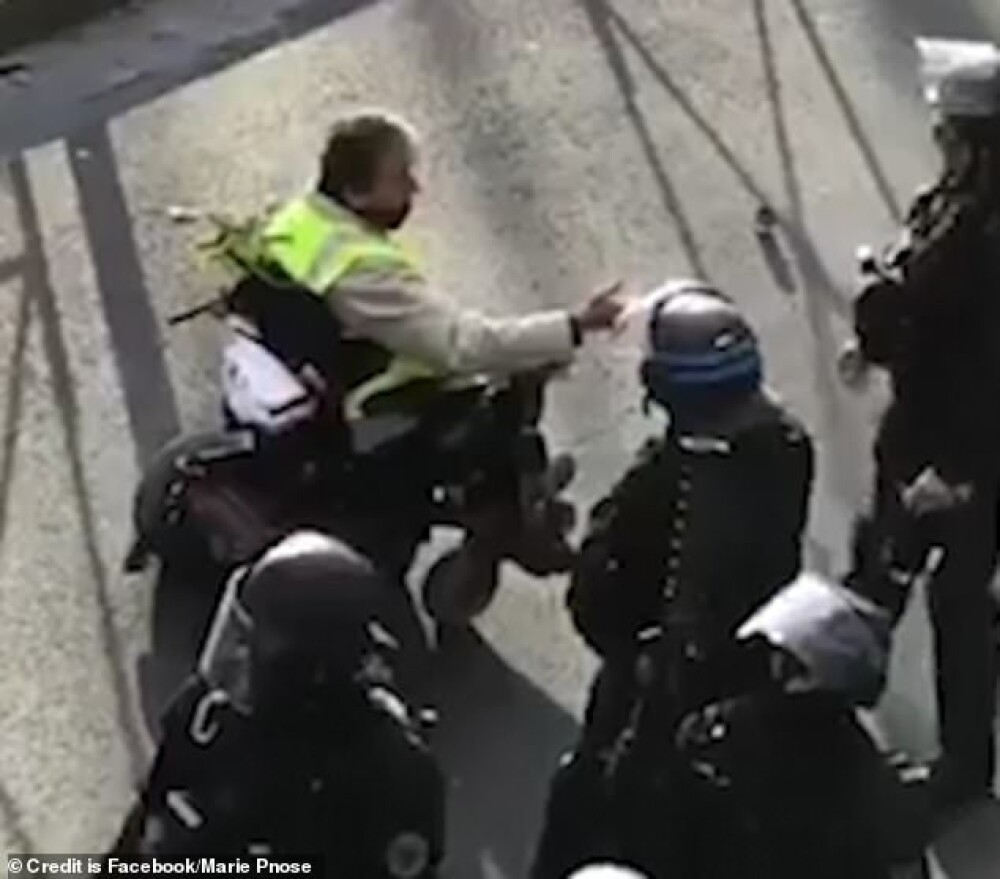 Un polițist a atacat cu spray cu piper un bărbat cu handicap de la vestele galbene. VIDEO - Imaginea 1