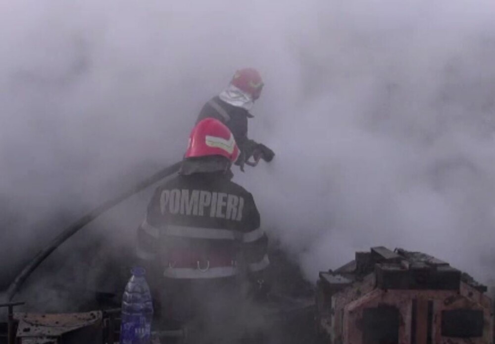 O familie din Bacău și-a pierdut agoniseala de-o viață. 24 de pompieri au luptat cu flăcările - Imaginea 1