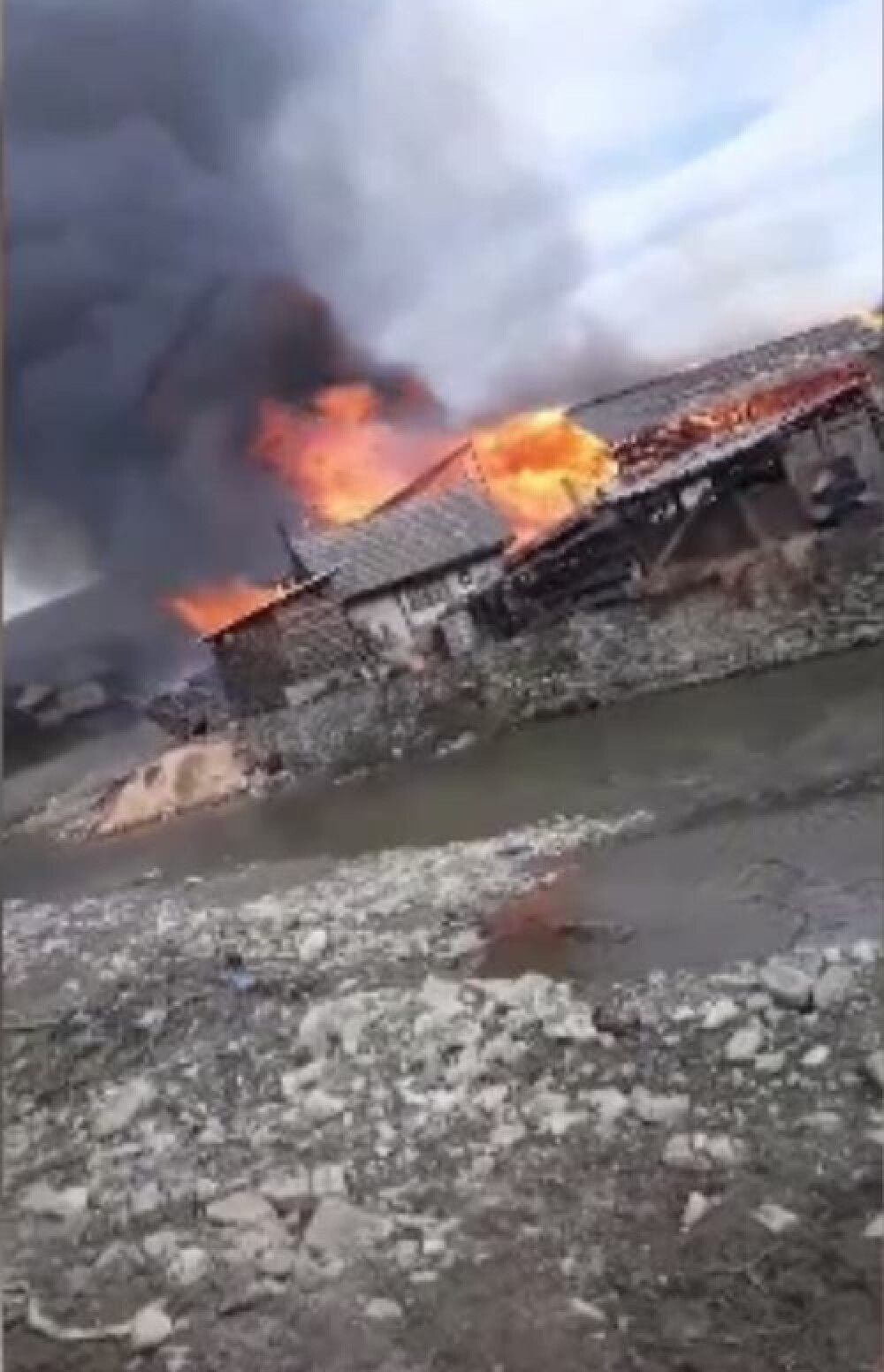 O familie din Bacău și-a pierdut agoniseala de-o viață. 24 de pompieri au luptat cu flăcările - Imaginea 2