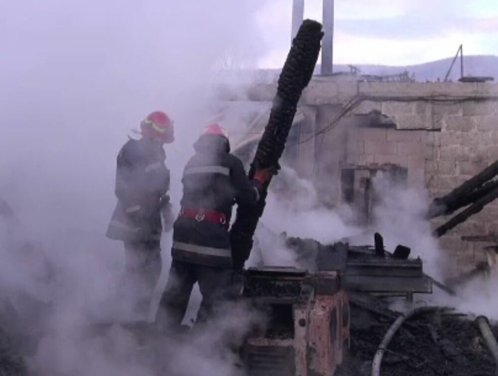 O familie din Bacău și-a pierdut agoniseala de-o viață. 24 de pompieri au luptat cu flăcările - Imaginea 3