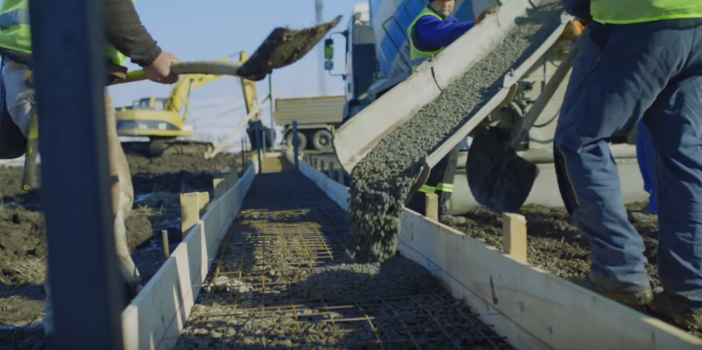 Omul de afaceri care a construit primul metru de autostradă în Moldova primește ajutoare - Imaginea 5