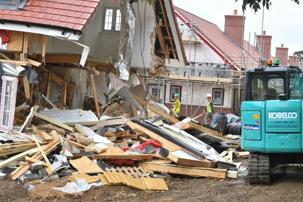 Sentința în cazul românului care a distrus 5 case cu excavatorul, în Marea Britanie. VIDEO - Imaginea 1