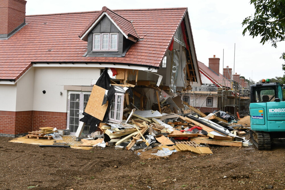 Sentința în cazul românului care a distrus 5 case cu excavatorul, în Marea Britanie. VIDEO - Imaginea 2