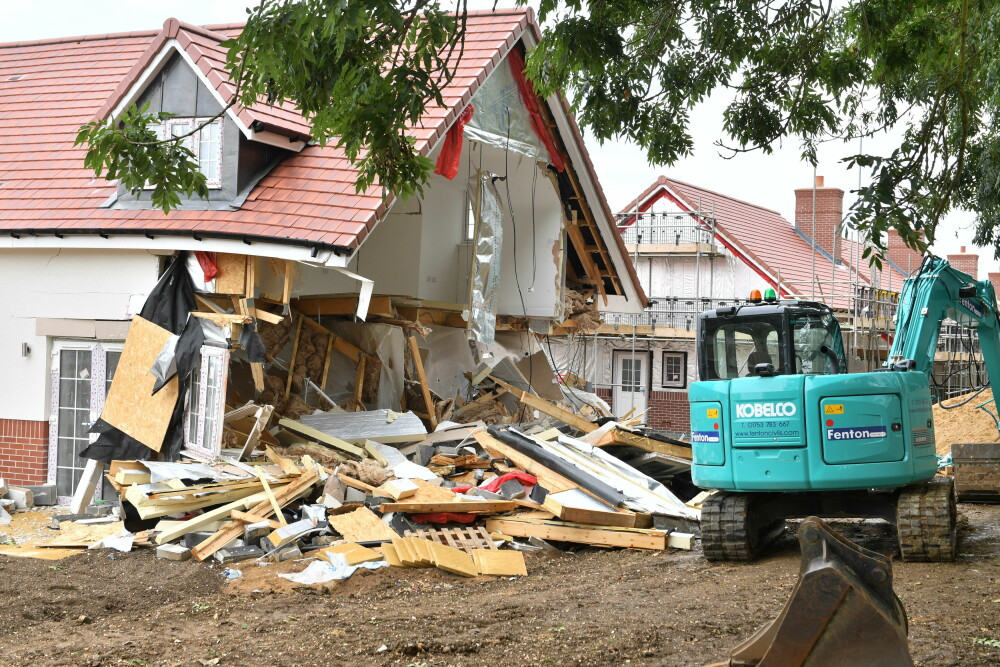 Sentința în cazul românului care a distrus 5 case cu excavatorul, în Marea Britanie. VIDEO - Imaginea 3