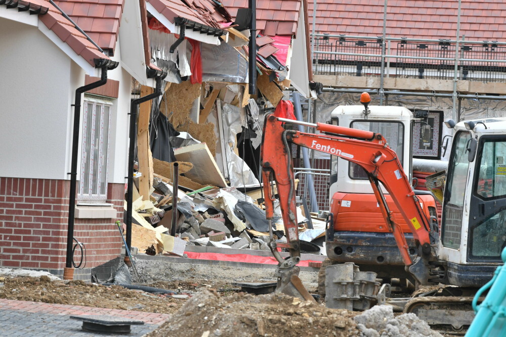 Sentința în cazul românului care a distrus 5 case cu excavatorul, în Marea Britanie. VIDEO - Imaginea 4