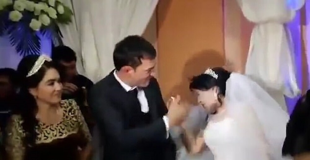 Un mire îi trage o palmă miresei sale chiar la nuntă. Gestul care l-a scos din minți. VIDEO - Imaginea 2