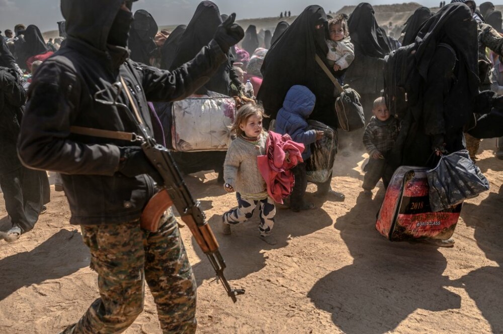 Ultimii jihadişti ISIS, printre care copii şi invalizi, dau bătălia finală. GALERIE FOTO - Imaginea 6