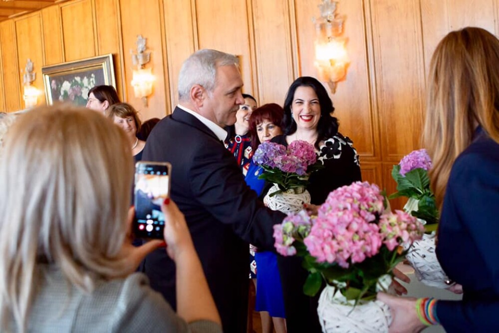 Imagini de la petrecerea de 8 martie a femeilor din PSD. Cum au apărut Dragnea și Irina - Imaginea 2