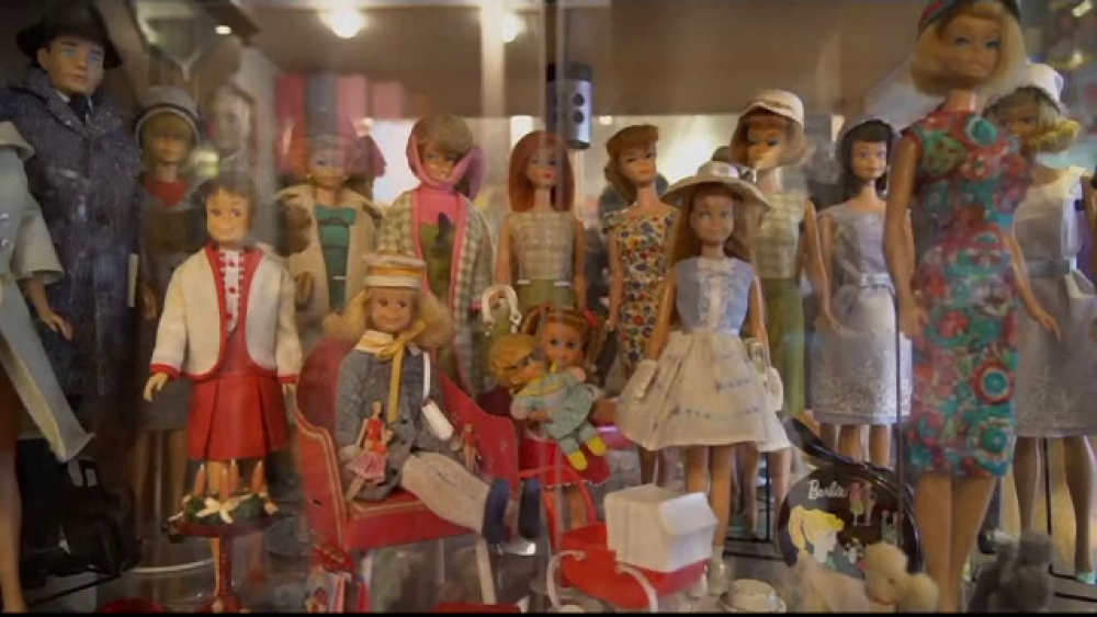 Povestea femeii care are acasă 18.000 de păpuși Barbie. Deține un record mondial - Imaginea 1