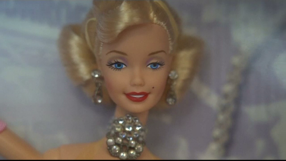 Povestea femeii care are acasă 18.000 de păpuși Barbie. Deține un record mondial - Imaginea 2