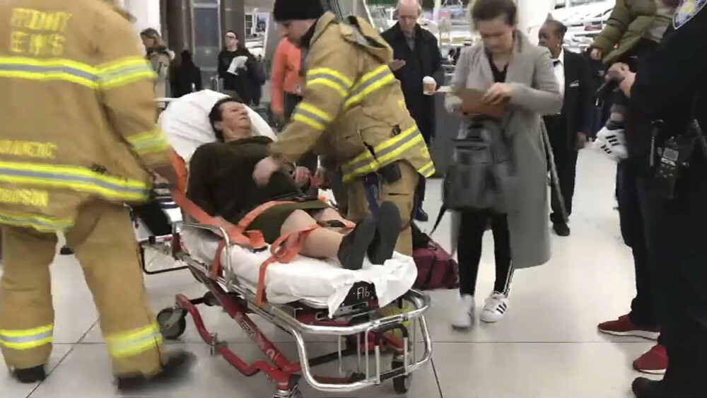 Panică la bordul unui avion care zbura spre New York. 30 de persoane, rănite. VIDEO - Imaginea 2
