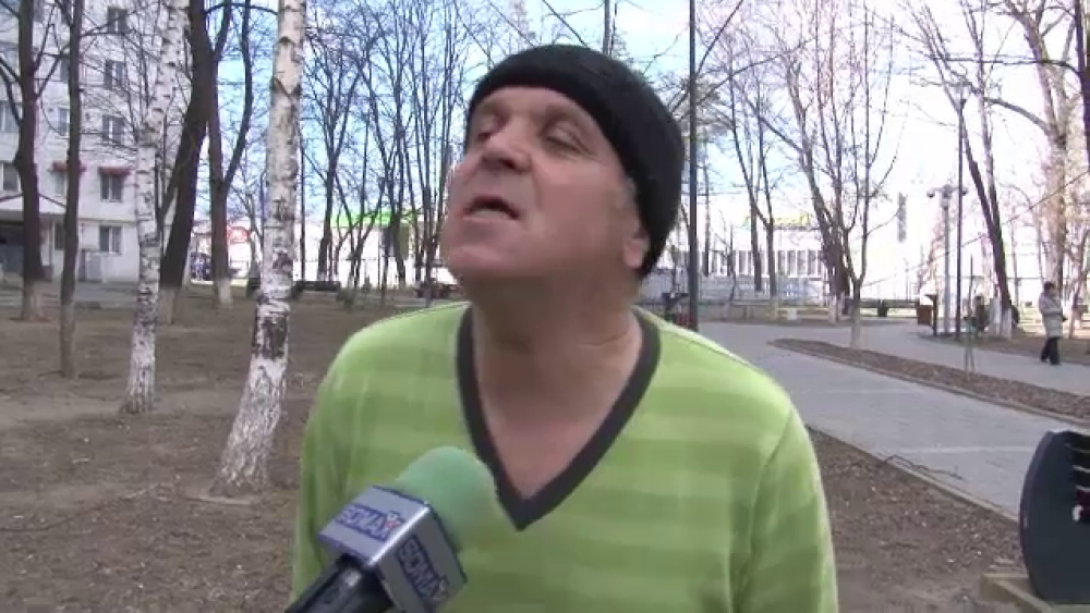 Reacția unui bărbat din Botoșani când s-a trezit cu copacul în casă: „Să scot eu bani” - Imaginea 5