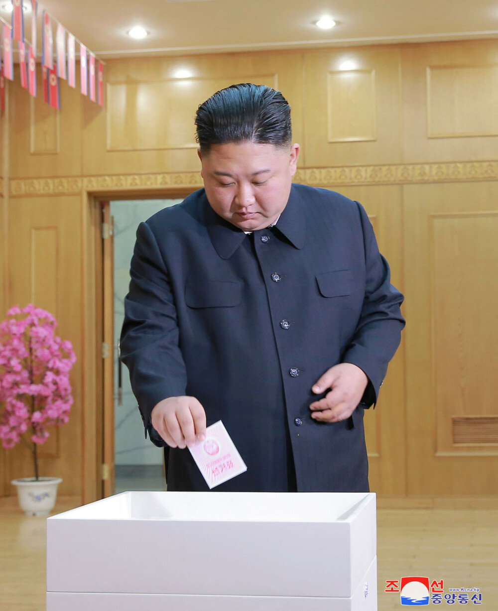Phenianul, împânzit cu fotografii cu Kim Jong-un într-o secție de votare. GALERIE FOTO - Imaginea 1