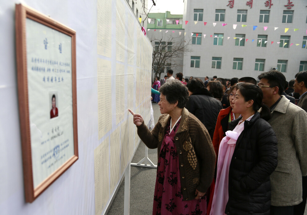 Phenianul, împânzit cu fotografii cu Kim Jong-un într-o secție de votare. GALERIE FOTO - Imaginea 2