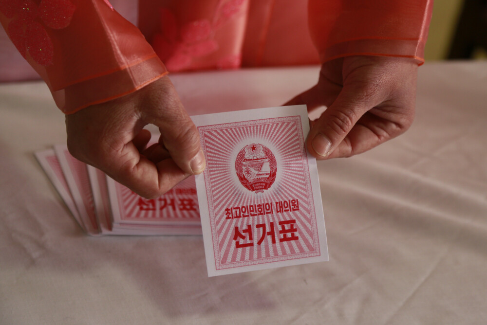 Phenianul, împânzit cu fotografii cu Kim Jong-un într-o secție de votare. GALERIE FOTO - Imaginea 3