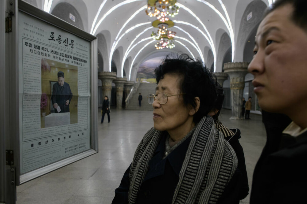 Phenianul, împânzit cu fotografii cu Kim Jong-un într-o secție de votare. GALERIE FOTO - Imaginea 5