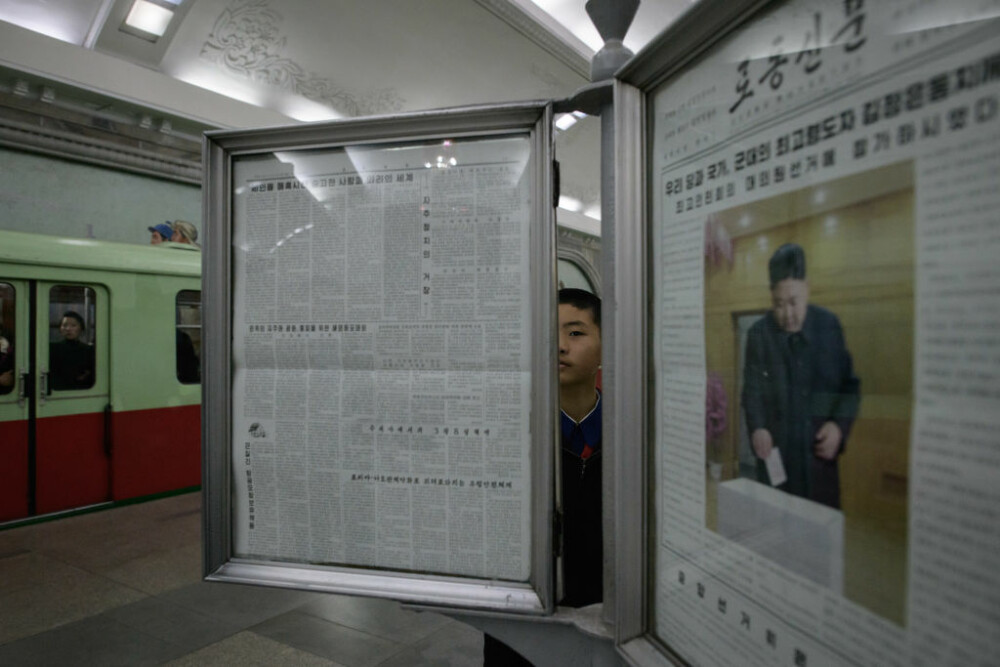 Phenianul, împânzit cu fotografii cu Kim Jong-un într-o secție de votare. GALERIE FOTO - Imaginea 6