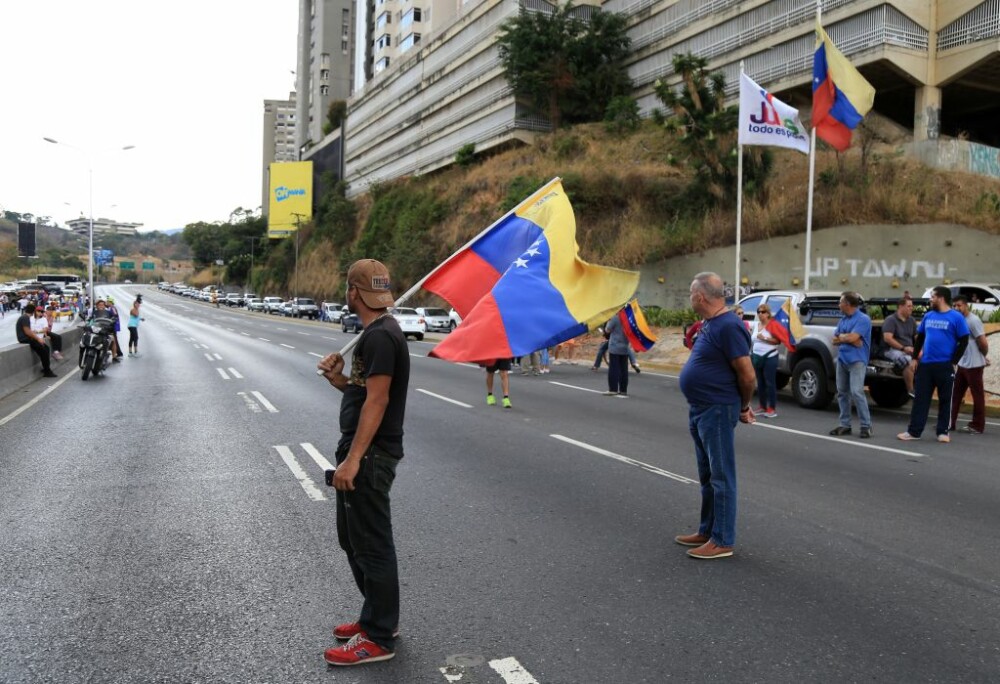 Imagini dramatice în Venezuela. O mamă merge pe străzi cu fiica sa moartă în brațe - Imaginea 6