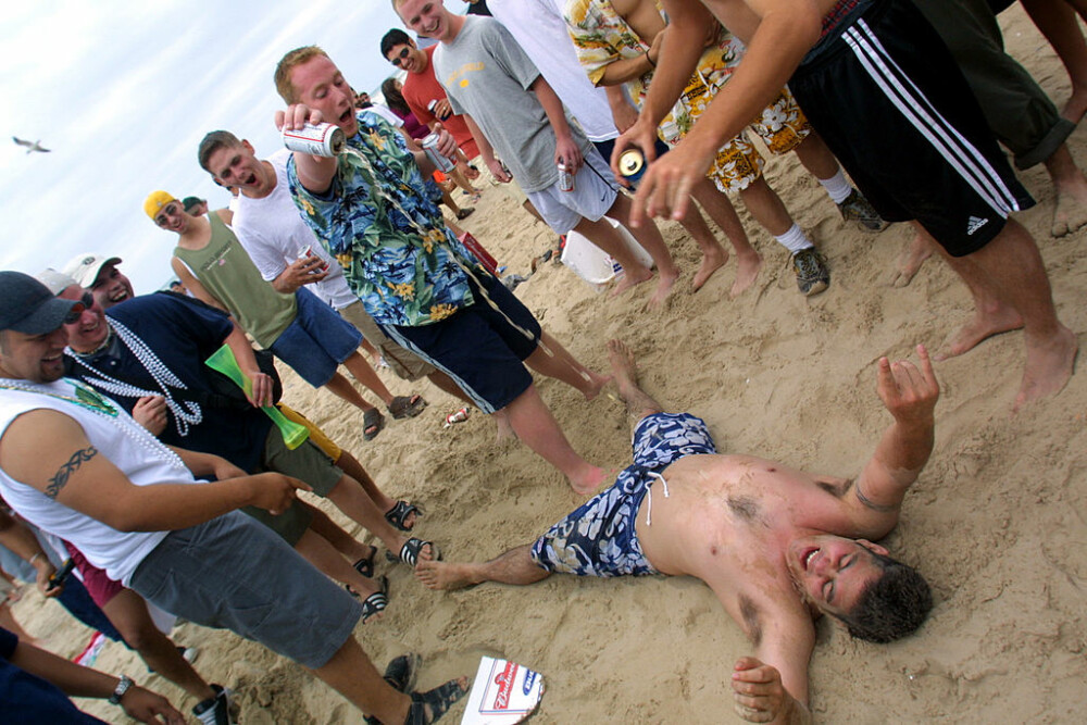 Alcool, droguri și dormit pe plajă. Cum petrec studenții americani în vacanță. FOTO - Imaginea 2