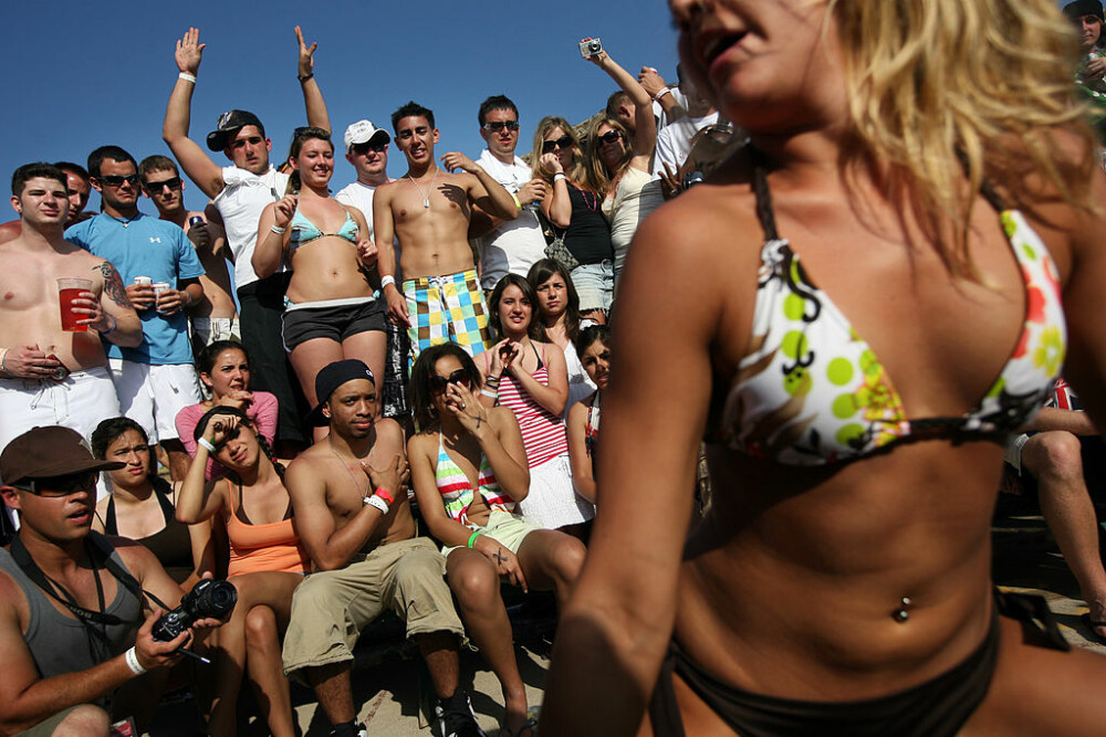 Alcool, droguri și dormit pe plajă. Cum petrec studenții americani în vacanță. FOTO - Imaginea 12