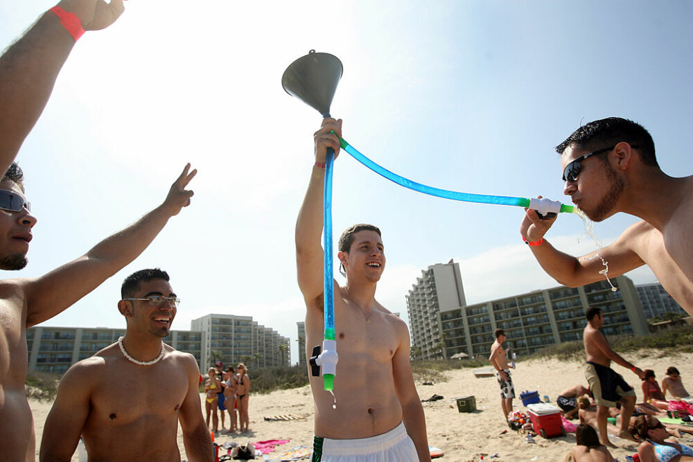 Alcool, droguri și dormit pe plajă. Cum petrec studenții americani în vacanță. FOTO - Imaginea 13