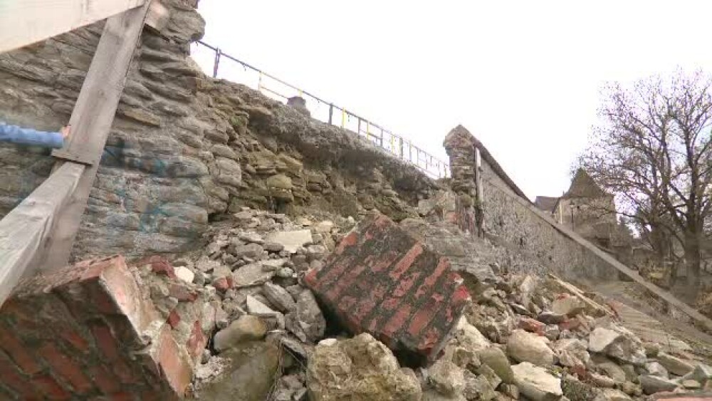 Cetatea Sighișoarei este în prag de prăbușire. Zidurile au fost „asigurate” cu scânduri - Imaginea 5