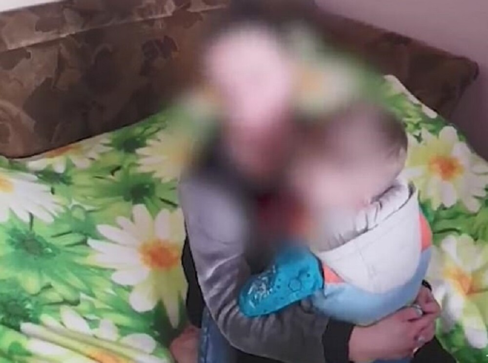 Mamă arestată pentru că își abuza sexual băiețelul de 4 ani. Ce făcea cu filmulețele - Imaginea 1