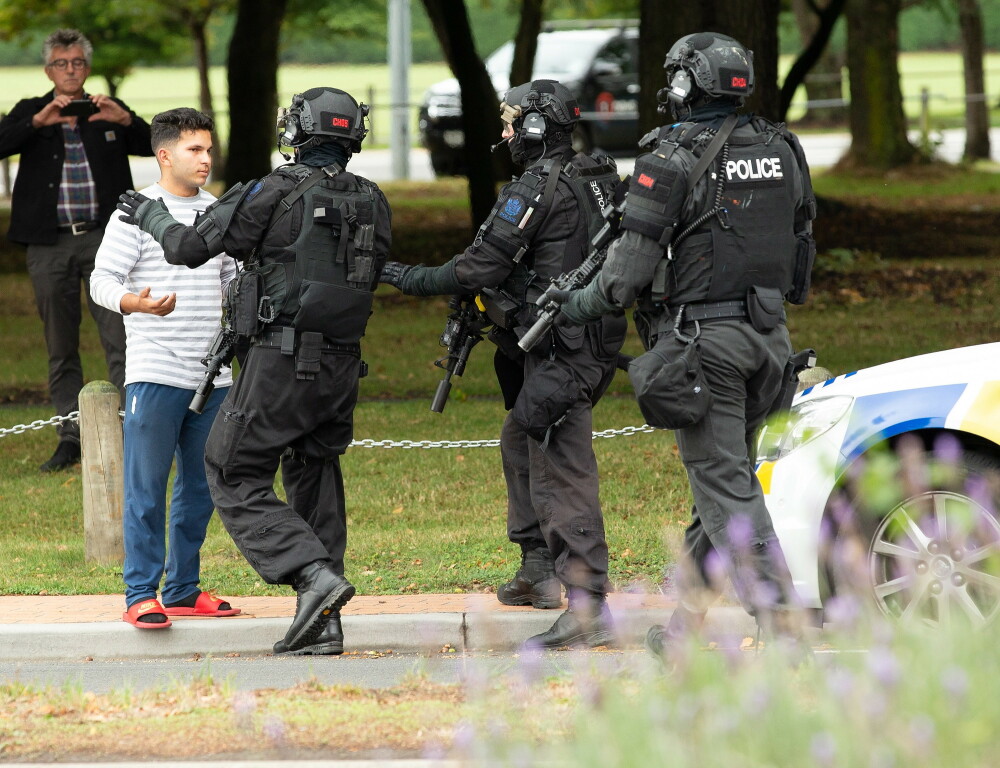 Imagini dramatice de la atacurile teroriste din Noua Zeelandă. Victime întinse pe jos - Imaginea 18