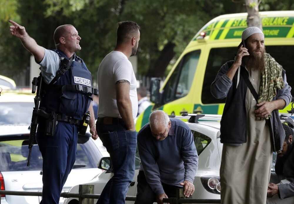Imagini dramatice de la atacurile teroriste din Noua Zeelandă. Victime întinse pe jos - Imaginea 17