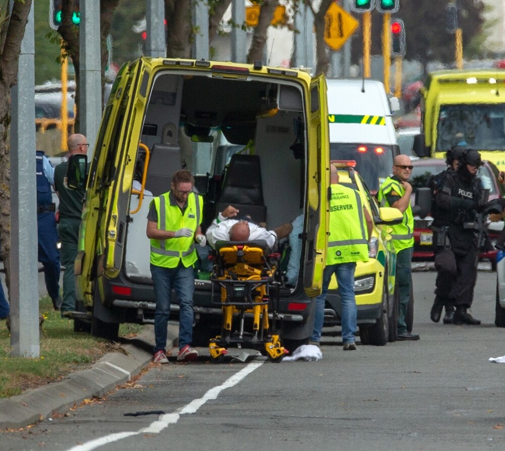 Imagini dramatice de la atacurile teroriste din Noua Zeelandă. Victime întinse pe jos - Imaginea 16