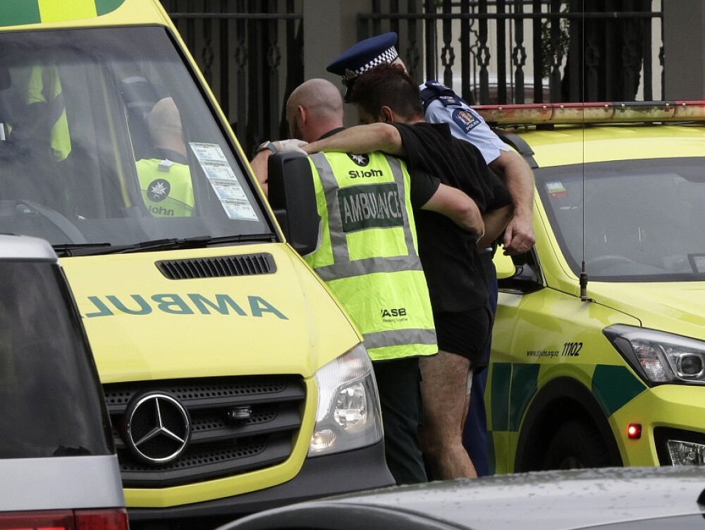 Imagini dramatice de la atacurile teroriste din Noua Zeelandă. Victime întinse pe jos - Imaginea 14