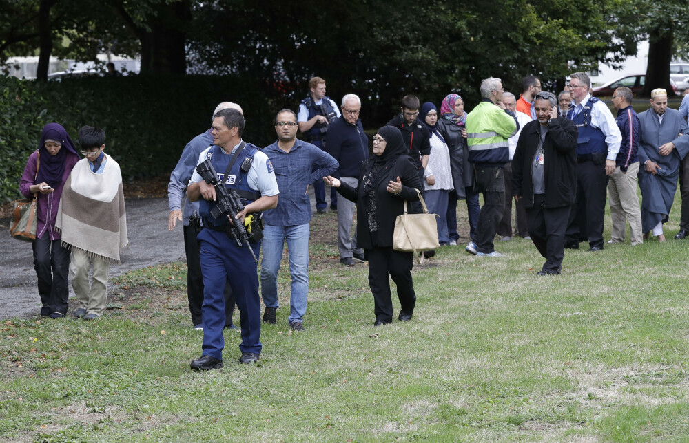 Imagini dramatice de la atacurile teroriste din Noua Zeelandă. Victime întinse pe jos - Imaginea 12