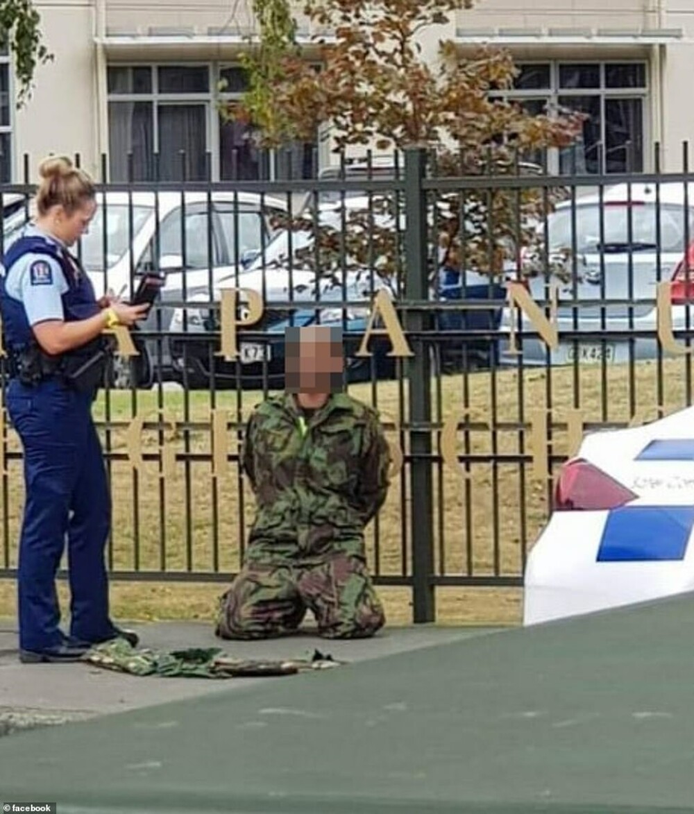 Imagini dramatice de la atacurile teroriste din Noua Zeelandă. Victime întinse pe jos - Imaginea 11