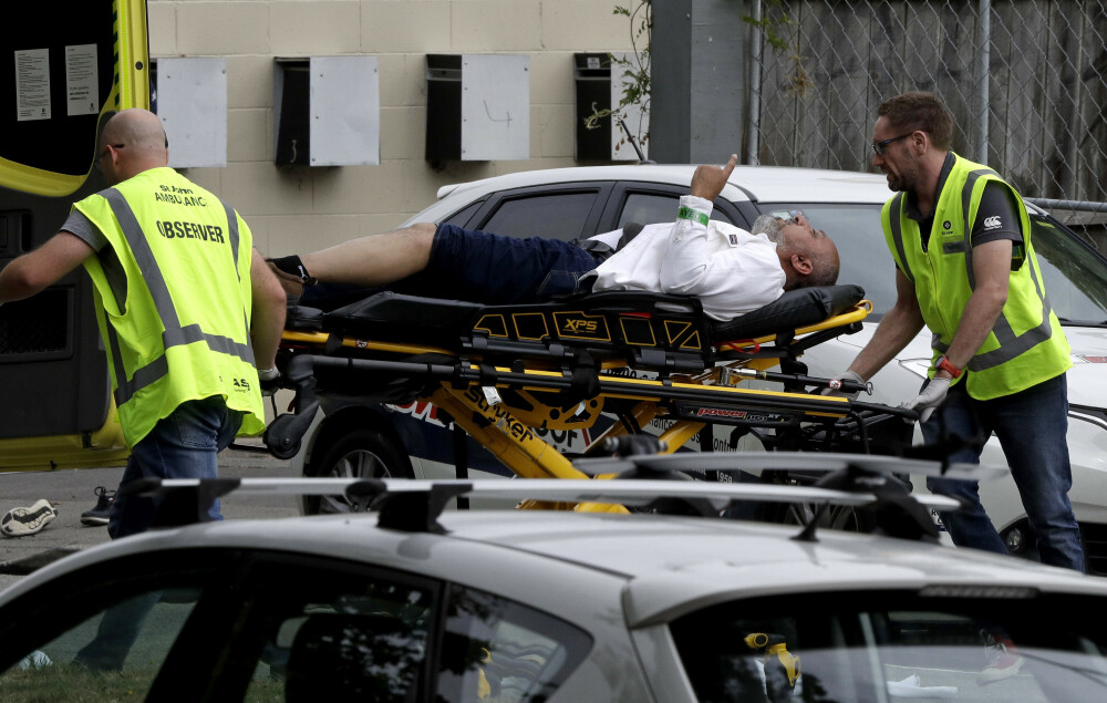 Imagini dramatice de la atacurile teroriste din Noua Zeelandă. Victime întinse pe jos - Imaginea 3