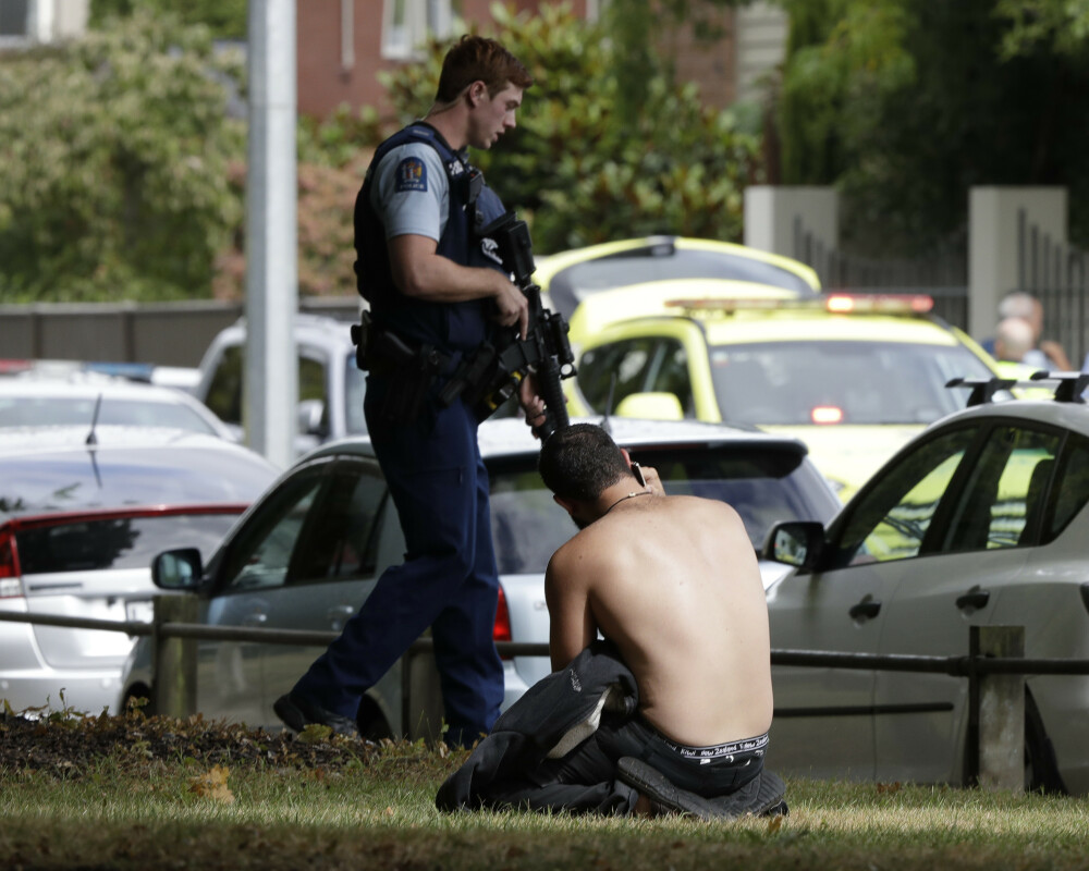 Imagini dramatice de la atacurile teroriste din Noua Zeelandă. Victime întinse pe jos - Imaginea 5