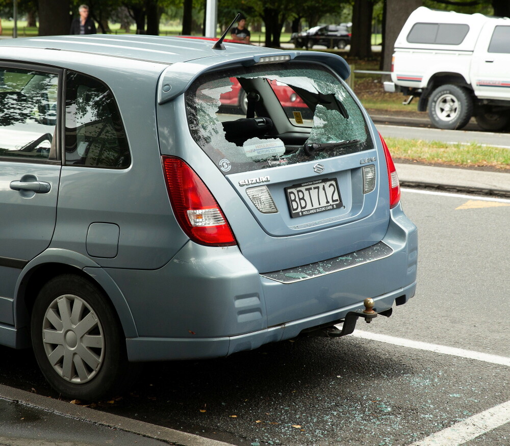 Imagini dramatice de la atacurile teroriste din Noua Zeelandă. Victime întinse pe jos - Imaginea 8