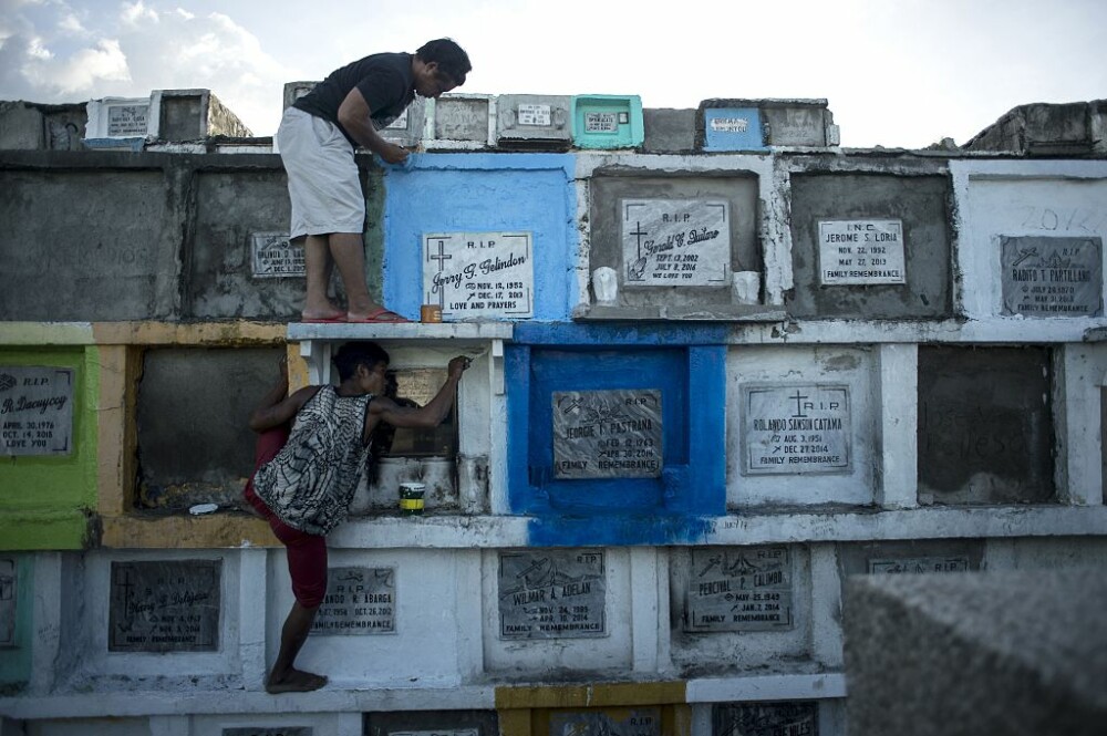 Cimitirul în care mii de oameni trăiesc printre morminte și copiii se joacă cu oase - Imaginea 1