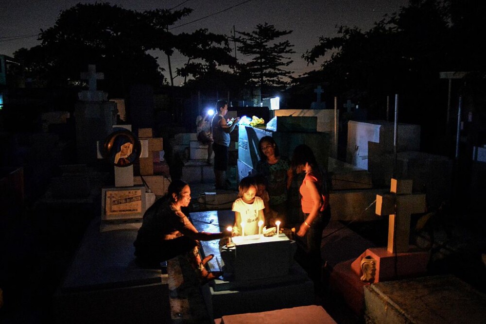 Cimitirul în care mii de oameni trăiesc printre morminte și copiii se joacă cu oase - Imaginea 6