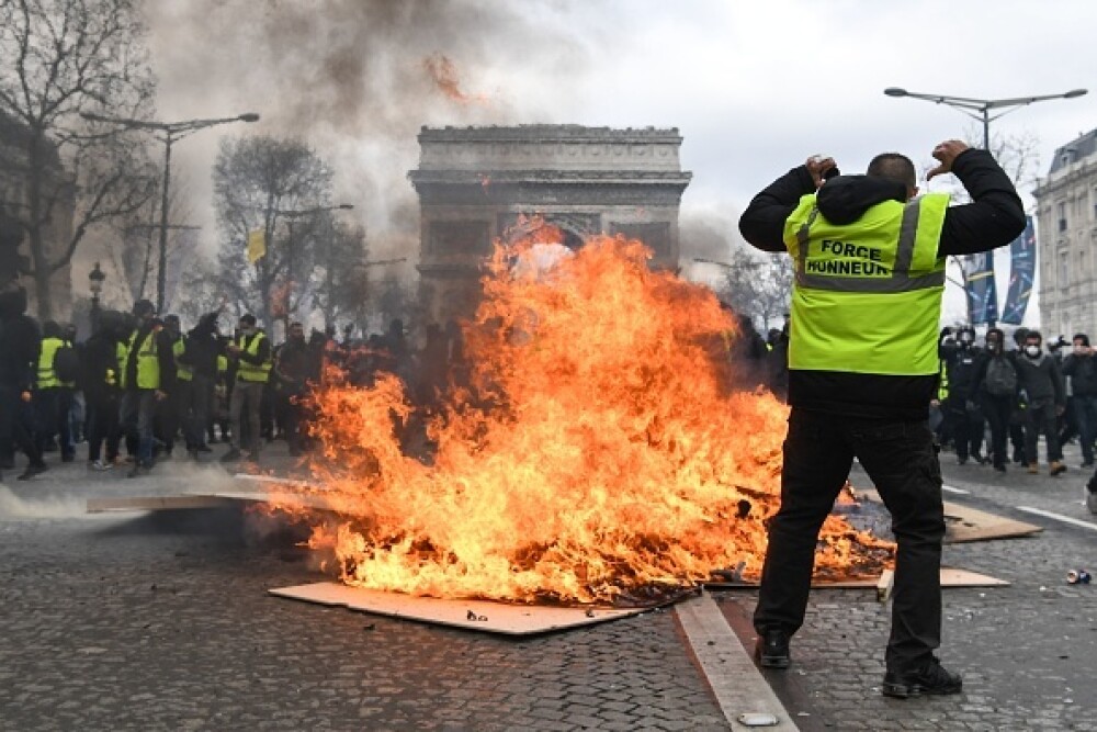 Lupte în Paris. Vestele Galbene au incendiat bănci și au jefuit magazine - Imaginea 53