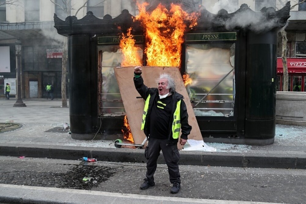 Lupte în Paris. Vestele Galbene au incendiat bănci și au jefuit magazine - Imaginea 48
