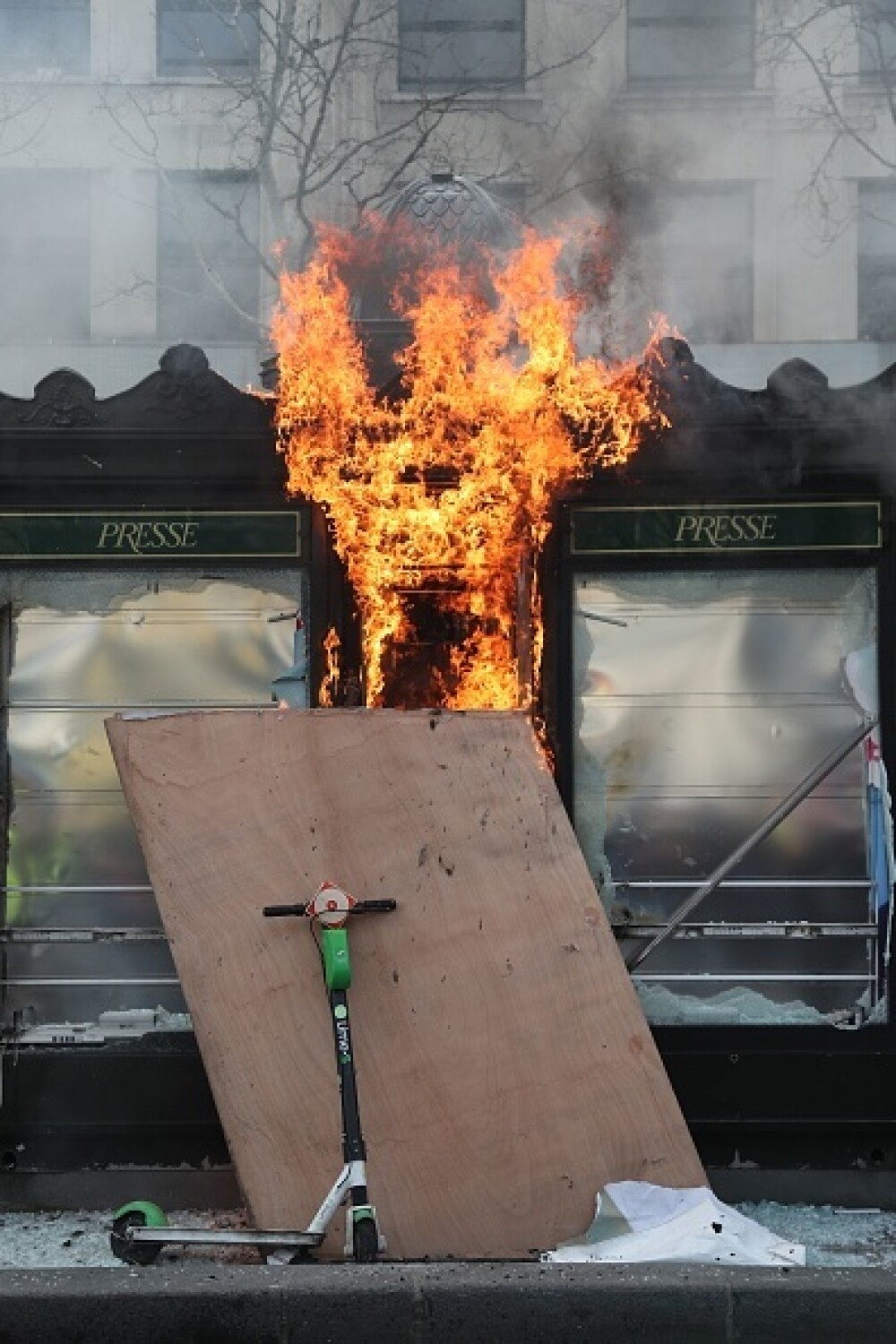 Lupte în Paris. Vestele Galbene au incendiat bănci și au jefuit magazine - Imaginea 47