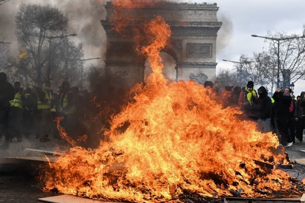 Lupte în Paris. Vestele Galbene au incendiat bănci și au jefuit magazine - Imaginea 46